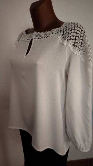 Blusa blanca con encaje