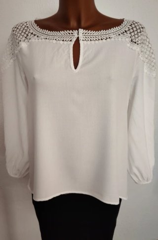 Blusa blanca con encaje