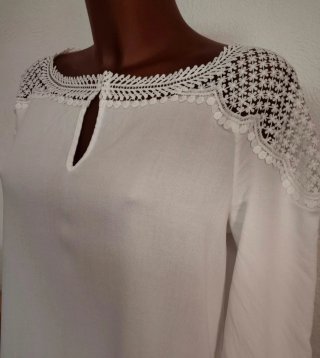 Blusa blanca con encaje