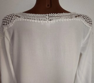 Blusa blanca con encaje