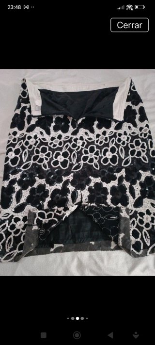 Falda negra con lentejuelas y flores