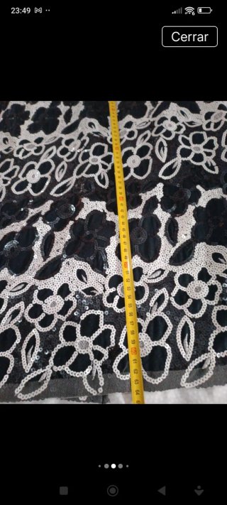 Falda negra con lentejuelas y flores