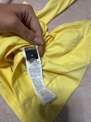 Top halter amarillo