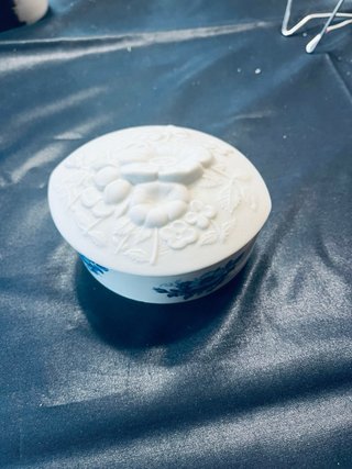 Cajita de porcelana con flores