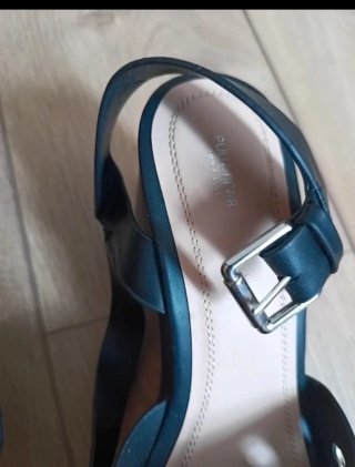 Sandalias negras con ojales Nuevas!!