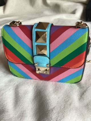 Bolso bandolera multicolor con tachuelas