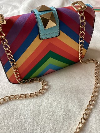 Bolso bandolera multicolor con tachuelas