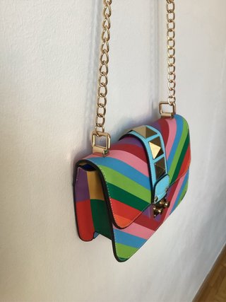 Bolso bandolera multicolor con tachuelas