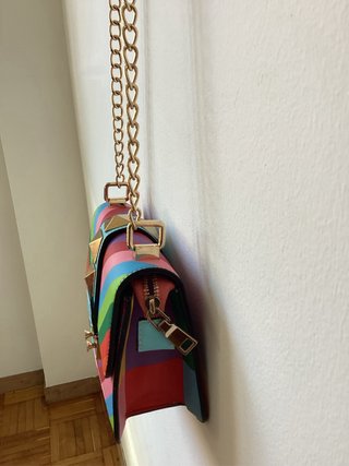 Bolso bandolera multicolor con tachuelas