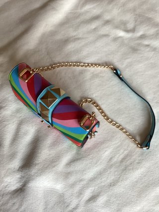 Bolso bandolera multicolor con tachuelas