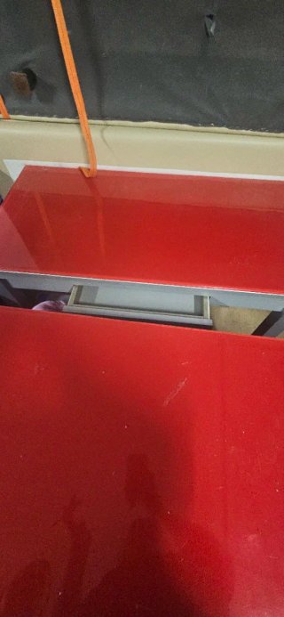 Mesa de cocina cristal roja y metal, extensible.