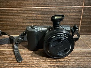 Sony Alpha A5100 + 16-50mm + 55-210mm + accesorios