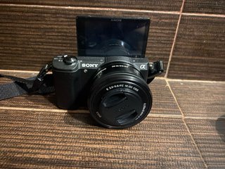 Sony Alpha A5100 + 16-50mm + 55-210mm + accesorios