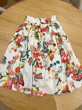 Falda floral blanca