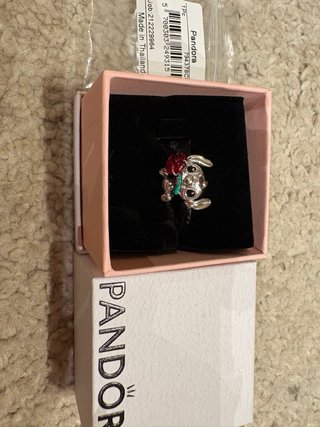 Pandora Charm Stitch con Flor Roja