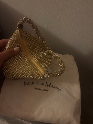 Bolso de mano dorado con pedrería