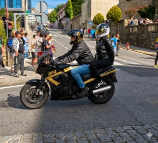 Kawasaki GPZ 600R Negra y Dorada