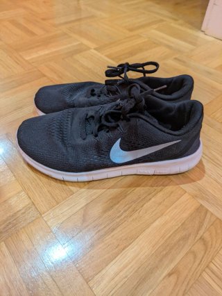 Zapatillas Nike Negras. Logo gris