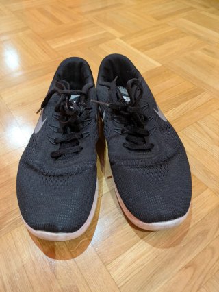 Zapatillas Nike Negras. Logo gris