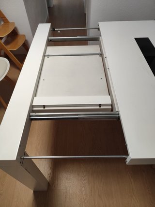Mesa de comedor blanca y negra