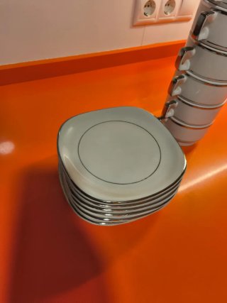 Juego de 6 tazas de consomé y platos de porcelana