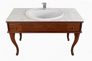 Mueble de baño clásico con mármol y lavabo