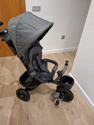 Triciclo evolutivo gris. Se vende con su caja.
