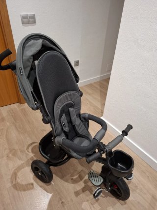 Triciclo evolutivo gris. Se vende con su caja.