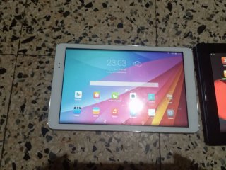 Tablet Huawei e Lenovo in bianco e nero