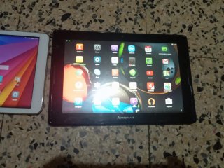Tablet Huawei e Lenovo in bianco e nero