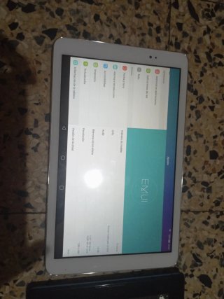 Tablet Huawei e Lenovo in bianco e nero