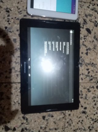 Tablet Huawei e Lenovo in bianco e nero