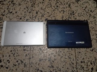 Tablet Huawei e Lenovo in bianco e nero
