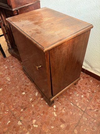 Mesita antigua de madera