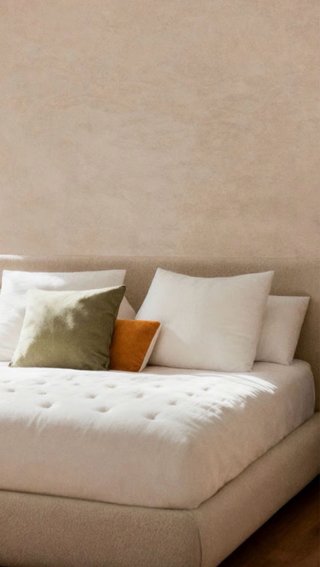 Cama tapizada beige con canapé abatible