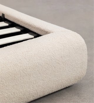 Cama tapizada beige con canapé abatible