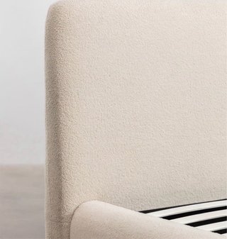 Cama tapizada beige con canapé abatible