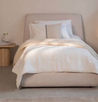 Cama tapizada beige con canapé abatible
