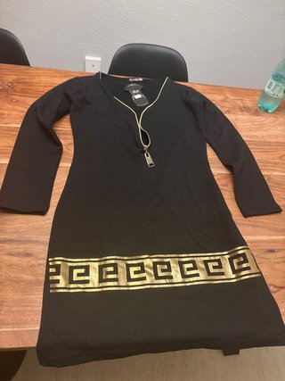 Vestido negro con detalles dorados T.38