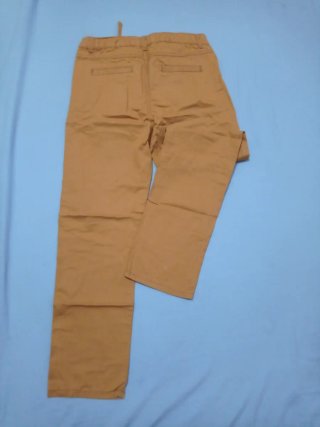 Pantalones chinos color camel