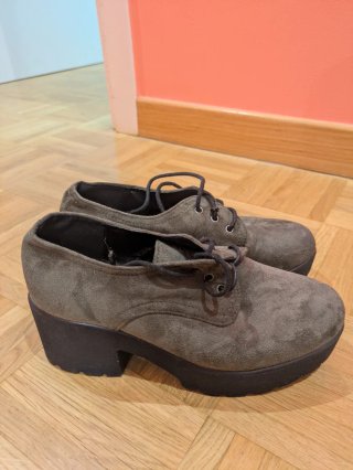 Zapatos cerrados de tacón ante.
