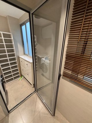 Puerta cristal abatible ral 7035 gris