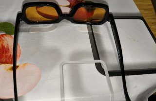 Gafas de sol negras y naranjas