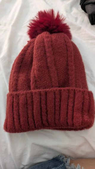 Gorro de invierno rojo con pompón