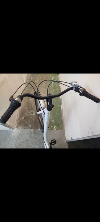 Bicicleta de paseo blanca con portaequipajes