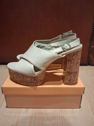 Tacones de cuña beige