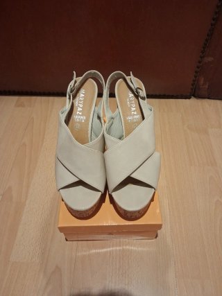 Tacones de cuña beige
