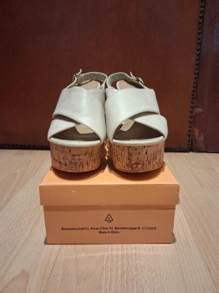 Tacones de cuña beige