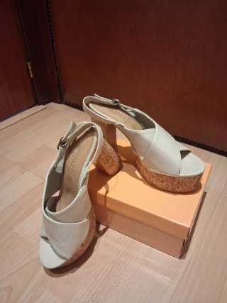Tacones de cuña beige