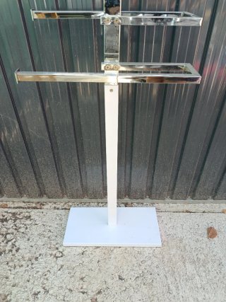 Toallero de pie cromado y blanco